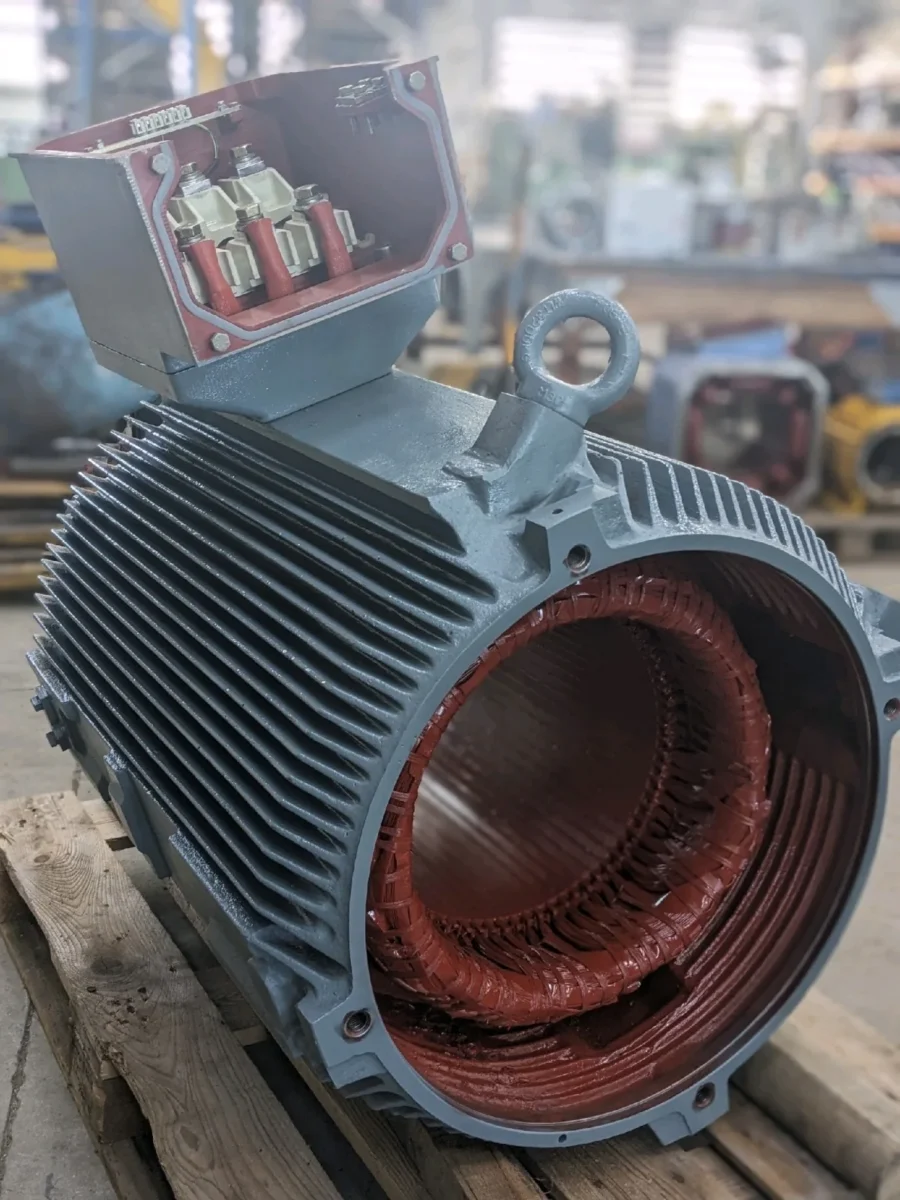 Завършеният статор SIEMENS 290 kW с импрегнирана намотка и клемна кутия